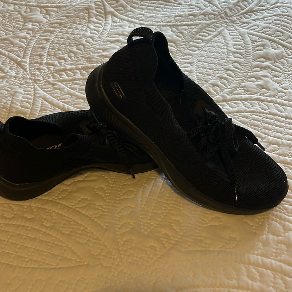 Like new size 8 sketcher, comfy, tennis shoes